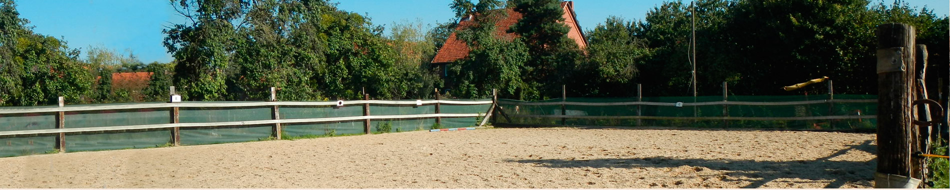 Reitplatz mit Sand-Fleeceschnitzeln